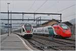 Gotthard-Reisezüge aus dem Hause Stadler in Riviera Bironico: Während der SBB RABe 501 004 (UIC 93 85 0501 004-2 CH-SBB)  Giruno  zu Testfahren hier verweilt, sind zwei Tilo RABe 524 als RE
