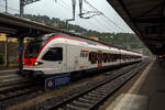 Der vierteilige Stadler FLIRT RABe 524 003 / ETR 524 003 „Tre Valli“ der TiLo (Treni Regionali Ticino Lombardia) am 02 August 2019, als RE von Milano Centrale nach Erstfeld. beim Halt im Bahnhof Bellinzona. 

Die TILO SA (Treni Regionali Ticino Lombardia) ist ein
Tochterunternehmen der SBB/CFF/FFS (Ferrovie federali svizzere) und der Trenord mit Sitz im schweizerischen Bellinzona. TILO betreibt den grenzüberschreitenden Regional- und S-Bahnverkehr im Tessin und der Lombardei. Für mich heute ungewöhnlich das dieser SBB/FFS-TILO Flirt als RE bis in die Deutschschweiz nach Erstfeld fuhr. Aber bis zum 4. April 2021 fuhr der TiLo als RE die Verbindung Erstfeld – Göschenen – Airolo – Biasca – Bellinzona – Giubiasco – Lugano – Mendrisio – Chiasso – Como San Giovanni – Monza – Milano Centrale. Dabei wurde über die wunderschöne Gotthardbergstrecke gefahren. 

Rollmaterial:
Die 23 vierteiligen (SBB RABe 524 001-019, Trenord RABe 524 201-204) und 17 sechsteiligen (SBB RABe 524 101-117) FLIRT sind als Zweisystemfahrzeuge auf den Regionalnetzen im Tessin und in der Lombardei im Einsatz. Diese Stadler FLIRT sind Zweisystem-Triebzüge (Zweispannungstriebzüge) mit Wechsel- und Gleichstromausrüstung sowie Zugsicherung für die Strecken in der Schweiz und in Italien. Sie besitzen luftgefederte Trieb- und Laufdrehgestelle. Ein durchgängiger Passagierraum, optimiert auf eine Bahnsteighöhe von 550 mm, ein hohes Beschleunigungsvermögen und der grenzüberschreitende Verkehrseinsatz sind drei der herausragenden Merkmale des Zuges. 

Baureihenbezeichnung in Italien:
Die italienische Klassifizierung hat im Gegensatz zur stets unveränderten Schweizer Klassifizierung eine komplexere Geschichte. Ursprünglich wurden die einzelnen Elemente als ALe 151, Le 152, Le 153 und ALe 154 bezeichnet. Diese Bezeichnung wurde jedoch nicht übernommen und bei der Zulassung durch das Akronym ETR 150 für den gesamten elektrischen Zug ersetzt. Jeder der vier Wagenkästen trugt eine aufsteigende Nummer, sodass der erste Zug aus den Elementen ETR 151.001, ETR 152.001, ETR 153.001 und ETR 154.001 bestannt.

Mit der Einführung der einheitlichen 12-stelligen Kennzeichnung wurde die Klassifizierung ETR 150 in ETR 524 geändert.

TECHNISCHE DATEN diese vierteiligen Varianten: 
Baujahre: 2007 / 2014
Spurweite: 1.435 mm (Normalspur)
Achsanordnung: Bo’2’2’2 Bo’ 
Länge über Kupplung: 74.078 mm
Drehzapfenabstand: 16.000 mm
Fahrzeugbreite:  2.880 mm
Fahrzeughöhe: 4.150 mm
Eigengewicht: 133 t
Achsabstand im Drehgestell: 2.700 mm (Motor- und Laufdrehgestell)
Triebraddurchmesser, neu:  860 mm 
Laufraddurchmesser, neu:  750 mm
Speisespannung: 15 kV AC / 3 kV DC 
Dauerleistung am Rad: 2.000 kW
Max Leistung am Rad: 2.600 kW
Anfahrzugskraft (bis 47 km/h):  200 kN 
Anfahrbeschleunigung:  1,2 m/s2
Höchstgeschwindigkeit: 160 km/h
Fußbodenhöhe: 570 mm (Niederflur am Einstieg) / 1.120 mm (Hochflur)
Einstiegstüren pro Seite: 6 (je 1.300 mm breit)
Sitzplätze: 28 (1.Klasse) / 135 (2.Klasse) + 19 Klappsitze 
Stehplätze (4 Pers./m²): 243
WC: 1 geschlossenes WC-System, Behindertengerecht
Bremse: Ch-C-pn-R-A-E-Mg

Quelle: Stadler Rail und Anschriften

