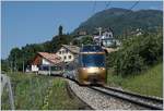 Der etwas ungewöhnlich zusammengesetzte MOB Panoramic Express PE 2119 auf dem Weg nach Montreux bei Planchamp.