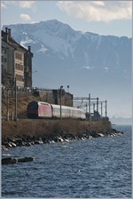 Bei St-Saphorin schiebt eine unbekannte Re 460 ihren IR Richtung Brig.