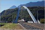 Fast 23 Meter über die Gleise wölbt sich die beiden Bögen der SBB Brücke  Massogex , die zwischen Bex und St-Maurice über die Rhone führt.