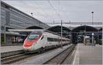 Ein SBB RABe 503 wartet in Luzern als EC Frankfurt - Milano auf die Weiterfahrt.