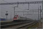 Der Jurasüdfuss ist für seinen Nebel berüchtigt - zwei SBB ICN RABe 500 erreichen als IC5 1513 auf dem Weg von Lausanne nach Zürich den Bahnhof Oensingen. 

8. Nov. 2025