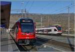 Während im Hintergrund der SBB RABe 523 071 nach Olten in Glovelier eintrifft, wartet im linken Bildteil der neue CJ ABe 4/12 672 auf die Rückfahrt nach La Chaux-de-Fonds.