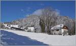 Ein CEV MVR ABeh 2/6 verlässt als Regionalzug nach Montreux das winterliche Les Avants.