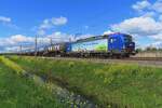 Trecate ist die Bestimmiung dieser Kesselwagenzug mit BLS 193 497 beim Passage durch Valburg am 18 April 2024.