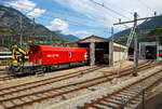 Blick aus einem in Brig einfahrenden MGB-Zug auf das SBB-Depot Brig am 07 September 2021, hier steht unteranderem der SBB Hilfswagen 2014 Xas 99 85 9277 503-0 CH-SBBI der SBB Infrastruktur.