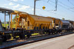 Vierachsiger Drehgestell Schotter-Kieswagen (Planum-Kiessandwagen), Xans 80 85 98 74007-0 CH-SBBI, der SBB Infrastruktur abgestellt am 10.09.2023 beim Bahnhof Bex(CH).

Der Wagen hat ein zweiteiliges Schiebedach. Die Entladung erfolgt über zwei Schwingförderrinnen (von KHD Humboldt Wedag) und ein ausschwenkbares Förderband wahlweise nach beiden Wagenseiten. Der Abwurfbereich liegt zwischen 2 m und 4,1 m zur Fahrzeuglängsachse. Die Entladezeit einschließlich Rüstzeit beträgt 8 Minuten. Die 40 m³ Ladegut können in dieser kurzen Zeit aus geringer Fallhöhe in die Baugruppe entleert werden und bei langsamer Geschwindigkeit durch schwenken des Förderbandes auch verteilt werden.

TECHNISCHE DATEN:
Spurweite: 1.435 mm (Normalspur)
Anzahl der Achsen: 4 (in 2 Drehgestellen)
Länge über Puffer: 15.000 mm
Drehzapfenabstand: 9.960 mm
Achsabstand im Drehgestell: 1.800 mm
Laufkreisdurchmesser: 920 mm (neu)
Eigengewicht: 28.00 kg
Max. Nutzlast: 61,7 t ab Streckenklasse D
Ladevolumen: 40 m³
Zul. Geschwindigkeit: 100 km/h (beladen) / 120 km/h (leer)
Bauart der Bremse: O-GP-A
Bremssohle: (K) C 810 
Handbremse: Ja
