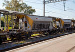 Vierachsiger Drehgestell Schotter-Kieswagen (Planum-Kiessandwagen), Xans 80 85 98 74 104-5 CH-SBBI, der SBB Infrastruktur abgestellt am 10.09.2023 beim Bahnhof Bex(CH).

Die Wagen wurden von der Waggonfabrik Talbot in Aachen (D) gebaut. Der Wagen hat ein zweiteiliges Schiebedach. Die Entladung erfolgt über zwei Schwingförderrinnen (von KHD Humboldt Wedag) und ein ausschwenkbares Förderband wahlweise nach beiden Wagenseiten. Der Abwurfbereich liegt zwischen 2 m und 4,1 m zur Fahrzeuglängsachse. Die Entladezeit einschließlich Rüstzeit beträgt 8 Minuten. Die 40 m³ Ladegut können in dieser kurzen Zeit aus geringer Fallhöhe in die Baugruppe entleert werden und bei langsamer Geschwindigkeit durch schwenken des Förderbandes auch verteilt werden.

TECHNISCHE DATEN:
Hersteller: Waggonfabrik Talbot in Aachen (D)
Spurweite: 1.435 mm (Normalspur)
Anzahl der Achsen: 4 (in 2 Drehgestellen)
Länge über Puffer: 15.000 mm
Drehzapfenabstand: 9.960 mm
Achsabstand im Drehgestell: 1.800 mm
Laufkreisdurchmesser: 920 mm (neu)
Eigengewicht: 26.700 kg
Max. Nutzlast: 63,3 t ab Streckenklasse D
Ladevolumen: 40 m³
Zul. Geschwindigkeit: 100 km/h (beladen) / 120 km/h (leer)
Bauart der Bremse: O-GP-A
Bremssohle: (K) C 810 
Handbremse: Ja
