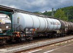 Vierachsiger Drehgestell-Kesselwagen 37 80 7846 133-2 D-WASCO, der Gattung Zacns, der WASCOSA AG (Luzern), bei der Fahrt im Zugverbund am 15.07.2017 durch den Bahnhof Betzdorf/Sieg.
