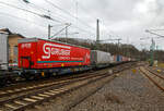 Sechsachsiger Gelenk-Taschenwagen (Doppeltaschenwagen T2000), 37 80 4993 690-9 CH-WASCO, der Gattung Sdggmrs, der der WASCOSA AG, am 30.01.2023 im Zugverband bei der Durchfahrt in Betzdorf (Sieg),