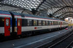 SBB EC-Großraum-Reisezugwagen (EC-Wagen) der zweiten Wagenklasse Bpm 61 85 20-90 285-8 CH-SBB der Gattung Bpm 2090b, eingereiht als Wagen Nr.