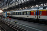 SBB EC-Großraum-Reisezugwagen (EC-Wagen) der ersten Wagenklasse 61 85 10-90 243-9 CH-SBB der Gattung Apm 1090, eingereiht als Wagen Nr.