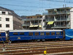 Der RhB Gourmino Speisewagen WR 3811, ex RhB Dr4� 3811, ex Mitropa Dr4� 11, am 22.03.2023 beim Bahnhof Chur abgestellt.

In den Jahren 1929 und 1930 beschaffte die Mitropa drei als Dr4� 10-12 bezeichnete Speisewagen f�r den Einsatz in den Luxusz�gen der Rh�tischen Bahn. Diese Fahrzeuge liefen nicht nur im Glacier Express, sondern auch im Engadin Express und auf Verbindungen nach Davos. Lieferant war die Schweizerische Waggons- und Aufz�gefabrik Schlieren (SWS). 1949 ersteigerte die RhB die Speisewagen von der Mitropa.
Die Bezeichnung Dr4� 10-12 wurde 1956 in Dr4� 3810-3812 und sp�ter in WR 3810-3812 ge�ndert.

WR 3812 wurde 1974 versuchsweise modernisiert und mit Mikrowellenherden ausger�stet. WR 3810-3811 hingegen wurden 1982 bzw. 1983 als nostalgische Speisewagen hergerichtet und mit einer neuen K�cheneinrichtung versehen, die eine Zubereitung frischer Speisen gestattet.

1996 wurde WR 3812 general�berholt, wobei die RhB auch die Inneneinrichtung weitgehend in den Originalzustand zur�ckversetzte. Bei dieser Gelegenheit tauschte der Wagen sein rotes gegen ein k�nigsblaues Farbkleid mit gro�em  Gourmino -Schriftzug ein. Diesen auff�lligen Farbton erhielten sp�ter ebenfalls WR 3810-3811. Alle drei Wagen wurden inzwischen erneut umlackiert und pr�sentieren sich heute im noblen Blauton des Alpine Classic Pullman Express (ACPE). Der Gourmino f�hrt meist auf der spektakul�ren Albulalinie zwischen Chur und St. Moritz.

TECHNISCHE DATEN:
Baujahr und Hersteller: 1929 / SWS
Spurweite: 1.000 mm
Anzahl der Achsen: 4
L�nge �ber Puffer: 16.440 mm
Sitzpl�tze: 36
Eigengewicht: 25,0 t
zul�ssige Geschwindigkeit: 90 km/h
Lauff�hig: StN (Stammnetz) / MGB (Matterhorn Gotthard Bahn)