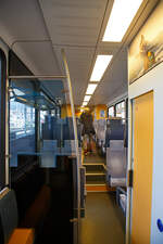 Der Innenraum / Interieur des Stadler Niederflur-Gelenksteuerwagen MGB ABt 2131, hier am 07.09.2021 im Bahnhof Disentis/Must�r.