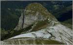 Mit dem Namengebenden Berg (Rochers-de-Naye, 2.042 m.�.M.) erreicht der R 3359 die Station Jaman.(12.10.2011)