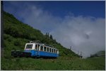 Der Bhe 2/4 203 mit dem Vorstellwagen F15 auf Bergfahrt oberhalb von Jaman.
