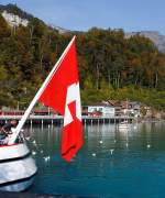 Mein Blick vom Schiffsanleger Brienz, am Heck der MS Brienz vorbei �ber den Brienzersee zum Bahnhof, dort ist eine De 110 der Zentralbahn mit einem IR (Interlaken - Luzern) eingefahren (30.9.2011).