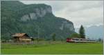 Kleiner Zug in grandioser Landschaft - der De 110 erreicht in K�rze Meiringen.