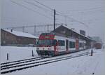 Der ex CEV Be 2/6 7004  Montreux, nun als Zentralbahn Be 125 013 unterwegs, verlässt bei garstigem Wetter Innterkirchen mit dem Ziel Meiringen.