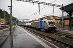 Die Railpool 187 003-9 (91 80 6187 003-9 D-Rpool) fährt am 02.08.2019 (bei Regen) mit einem mit FIAT Nutzfahrzeugen beladenen Flachwagen-Zug (Flachwageneinheiten der Gattung Laad…) durch
