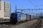 Am 23 Februar 2025 d�nnert BLS 193 496 samt deren Containerzug durch Breda auf den Weg nach Kijfhoek Rbf.