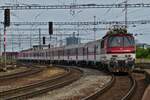 E-Lok 240 089-3 (91 56 6 240 089-3) zieht den Sandwich Personenzug in den Bahnhof von Bratislava. 05.06.2023