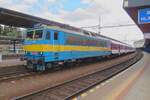 ZSSK 362 020 treft am 27 Augustus 2022 mit Retro-Farben und ein Osobni in Bratislava hl.st.