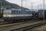 Am Abend von 29 Mai 2015 setzt sich ZSSK 363 140 vor ein KIA PKW-Zug in Zilina.