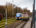Wir erreichen am 24.11.2022 mit dem alex EC 360 / Ex 6 (Praha – München) nun den Bahnhof Domažlice (Taus), wo gerade rechts die ZSSK Cargo 751 173-6 rangiert.  

Die Baureihe 751, ex ČSD-Baureihe T 478.1, ist eine dieselelektrische Universallokomotive der ehemaligen Tschechoslowakischen Staatsbahnen (ČSD). Die Lokomotiven prägten ab den 1960er Jahren den Streckendienst auf nichtelektrifizierten Strecken der ČSD und galten auf Grund ihrer Zuverlässigkeit als eine der erfolgreichsten Diesellokomotiven in der ehemaligen Tschechoslowakei. Unter Eisenbahnfreunden erfreuten sich die Maschinen, die auf Grund ihres markanten Äußeren den Spitznamen Bardotka (abgeleitet von Brigitte Bardot) oder Zamračená (Finstergesicht) erhielten. Zwischen 1966 und 1977 wurden von ČKD Praha 230 Loks als T 478.1 und 82 Loks als T 478.2 gebaut. 

Die Grundlage für die Lokomotive bildete der Anfang der 1960er Jahre erstellte komplexe Aufgabenplan zur Motorisierung der Eisenbahn. Zu der Zeit waren bereits konstruktiv gut gelungene Motorlokomotiven bei den ČSD im Einsatz, die jedoch entweder zu leistungsschwach (ČSD-Baureihe T 435.0) oder nur eingeschränkt im Streckendienst verwendet werden konnten (ČSD-Baureihe T 679.0). Speziell für die kurvenreichen Strecken in Böhmen wurden vierachsige Lokomotiven mit höchstens 18 t Achslast benötigt. Die Entwicklung der ЧМЭ3 für die UdSSR brachte als Antriebsmotor den neuen 1.350 PS bzw. 1.500 PS leistenden Dieselmotor K 6 S 310 DR mit Aufladung hervor, der für den Einsatzzweck geeignet war. Da zur selben Zeit einige Erprobungsmuster mit Strömungsgetriebe entstanden, die sich nicht bewährten, wurde bei der neuen Streckenlokomotive auf dieselelektrische gewählt.

Technische Beschreibung:
Die Baureihe 851 ex ČSD-Baureihe T 478.1 sind vierachsige Lokomotiven mit dieselelektrischer Kraftübertragung und Einzelachsantrieb aller Achsen, die Nennleistung des Dieselmotors beträgt 1.104 kW (1.500 PS). Damit ist die Lokomotive für die Beförderung von Personen- und Güterzügen bis 100 km/h vorgesehen.

Der Lokkasten ist eine Fachwerkkonstruktion. Die Führerstände bestehen aus Glasfaserlaminat mit einer Stahlgerippe Versteifung. Das Dach des Lokkastens besteht aus Stahlblech, es ist zweiteilig, abnehmbar und mit speziellen Wartungsklappen versehen. Der geschweißte Hauptrahmen wurde durch Stahlprofile verstärkt. Im unteren Teil des Rahmens befinden sich Drehzapfen für die Verbindung mit den Drehgestellen. Das Fahrwerk besteht aus zwei zweiachsigen Drehgestellen mit Rahmen in Form von einem  H. Im Querträger ist eine Öffnung für den Drehzapfen vorhanden. Die Treibradsätze sind seitlich über abgefederten, mit Reibungsdämpfern versehenen Schwenkarm eingehängt. Der Fahrmotor vom Typ TE 005 ist über einen Tatzlager-Antrieb mit der Antriebsachse und dem Drehgestell verbunden. Zwischen Motor und Antriebsrad besteht das Übersetzungsverhältnis 16:77. Im oberen Teil des Drehgestellrahmens sind die Bremszylinder mit Gestänge und Luftleitungen untergebracht. Alle Räder werden beidseitig abgebremst. Seitlich am Rahmen der Drehgestelle sind Stützen mit Kugelzapfen für die Aufhängung des Lokomotivkastens angebracht.

Die Maschinenraumaufteilung entspricht den konstruktiven Gewohnheiten von ČKD. Hinter dem Führerstand I ist der elektrische Hauptverteiler angeordnet. Dahinter ist der Heizkessel platziert, an ihm vorbei führen Gänge zum Führerstand II und zu der anderen Maschinenraumseite. Beide Führerstände sind gleich gestaltet, rechts ist der Führertisch mit Fahrschalter, Führerbremsventil sowie Schalt- und Kontrollelementen platziert. Der gekoppelte Maschinensatz Kompressor-Hauptgenerator - Dieselmotor - Getriebe für die Hilfsantriebe liegt in der Längsachse der Lokomotive. Die Seitenteile des Daches enthalten Luftansaugsiebe für Motor, Kompressor, Eigenbelüftung des Generators sowie die Kühlung der Fahrmotoren. Unter dem Dach, mittig im Maschinenraum sind die Auspuffrohre des Dieselmotors angeordnet. Im hinteren Teil des Maschinenraumes sind beidseitig Kühlschächte mit in oberen Bereichen hydrostatisch angetriebenen Lüfterschaufelrädern angeordnet. Zwischen den Kühlerblöcken befindet sich die Tür zu dem Führerstand II.

Als Antriebselement dient der stehend angeordnete langsam laufender (775 U/min) Sechszylinder-Viertaktdieselmotor vom Typ K 6 S 310 DR, der mit Mitteldruckaufladung betrieben wird. Der Zylinderdurchmesser ist 310 mm, der Kolbenhub 360 mm, das ergibt einen Hubraum von 163 l. Bei 775/min beträgt seine Nennleistung 1.104 kW (1.500 PS). Das zweiteilige Motorgehäuse besteht aus Stahlguss und Stahlblechen. Der untere Teil dient als Ölwanne, der obere als Kühlblock und Halterung für die Zylinderlaufbuchsen. Im oberen Seitenteil ist die Nockenwelle für die Stoßstangen angeordnet. Sechs einzelne Zylinderköpfe schließen den Motorblock nach oben ab. Der Regler für die Motorsteuerung ist über eine Zahnstange gelenkig mit den einzelnen, an der Seite des Motorgehäuses platzierten Einspritzpumpen verbunden. Auf der anderen Gehäuseseite des Motors sind der Ölkühler und das Auspuffsammelrohr angeordnet, letzteres führt zu dem Turbolader PDH 50 ZV, der sich gemeinsam mit dem Ladeluft-Zwischenkühler am hinteren Motorende befindet. Die Kurbelwelle ist aus einem Teil geschmiedet, sie hat sechs jeweils um 120° versetzte Kurbelkröpfungen und ist in Gleitlagern gelagert. Diese haben Stahlpfannen, die mit Bleibronze mit zu legiertem Silber und Zinn ausgegossen sind.

Die vom Dieselmotor abgegebene Primärleistung wird an den Hauptgenerator D 802 C abgegeben, der 980 kW Strom für die elektrischen Fahrmotoren liefert. Der Generator ist eine zehnpolige, eigenbelüftete und fremderregte Gleichstrommaschine. Das freie Wellenende des Generators trägt eine Riemenscheibe, von dieser wird die Erregermaschine angetrieben. Diese liefert Strom für die Fremderregung des Hauptgenerators und das Laden der Akkumulatoren. Die vom Generator gespeisten Fahrmotoren sind vierpolige Reihenschlussmaschinen mit je 245 kW Leistung. Beide Fahrmotoren im Drehgestell sind in Reihe geschaltet, beide Drehgestellgruppen zueinander parallel. Die Lokomotive ist mit einer Mehrfachsteuerung ausgerüstet; von einem Führerstand aus können jeweils zwei Maschinen der Reihe T 478.1 oder T 478.2 in beliebiger Reihung gesteuert werden.

TECHNISCHE DATEN:
Hersteller: ČKD Praha (Prag)
Anzahl: 230 als T 478.1 und  82 als T 478.2 
Baujahre: 1966–1971 (Prototypen 1964)
Spurweite: 1.435  mm (Normalspur)
Achsformel: Bo' Bo'
Länge über Puffer: 16.500  mm
Drehzapfenabstand: 9.000 mm
Achsabstand im Drehgestell: 2.400 mm
Maximale Breite:  2.940 mm
Maximale Höhe:  4.103 mm
Treibraddurchmesser: 1.000 mm (neu) / 920 mm (abgenutzt)
Dienstgewicht: 75 t
Höchstgeschwindigkeit: 100 km/h
Installierte Leistung: 1.104 kW (1.500 PS)
Leistung am Rad: 4 x 245 kW = 980 kW
Anfahrzugkraft: 180 kN
Dauerzugkraft: 120 kN
Dieselmotor: Sechszylinder-Viertakt-Dieselmotor mit Turboaufladung und Ladeluftkühlung vom Typ ČKD K 6 S 310 DR
Fahrmotor : 4 Stück vom Typ TE 005 mit 245 kW Leistung 
Leistungsübertragung: elektrisch

Quellen: Wikipedia, atlaslokomotiv.net
