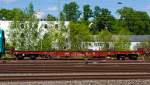 Drehgestellflachwagen mit vier Rads�tzen, mit Stirnwandklappen und mit Rungen, 31 56 3946 329-0 RIV SK-ZSSKC der Gattung Res von der ZSSK CARGO (�elezničn� spoločnosť Cargo Slovakia,