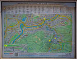Der Stadtplan der tschechischen Stadt Karlovy Vary (Karlsbad), hier aufgenommen am 21 April 2023 beim unteren Bahnhof (Karlovy Vary dolní nádraží).

Die vier wichtigen Bahnpunkte habe ich gesetzt, es sind:
1 = 
Karlovy Vary (Karlsbad, oberer Bahnhof bzw. Karlsbad Hbf), er liegt an der elektrifizierten Hauptbahn Ústí nad Labem–Chomutov–Cheb, ursprünglich von der k.k. priv. Buschtěhrader Eisenbahn (BEB) gebaut. Dort zweigen auch die Strecken der Nebenbahnen nach Johanngeorgenstadt (D) vorm. Eisenbahn Karlsbad–Johanngeorgenstadt) und nach Mariánské Lázně (Marienbad) vorm. EB Marienbad–Karlsbad ab. Im nahen Dalovice hat die Strecke nach Merklín ihren Ausgangspunkt. Von Karlsbad bestehen Fernverbindungen über Pilsen nach Prag und Košice. Mit Regionalzügen sind Cheb, Chomutov, Zwickau, Johanngeorgenstadt, Marienbad und Merklín direkt erreichbar.

2 = 
Karlovy Vary dolní nádraží (Karlsbad unterer Bahnhof), ist der zweite Bahnhof in der Stadt, er ist Ausgangspunkt der Nebenbahnstrecke, über Bečov nad Teplou (früher Petschau) nach Mariánské Lázně (Marienbad), der ehemaligen EB Marienbad–Karlsbad. Zudem ist er auch direkt mit dem oberer Bahnhof bzw. Karlsbad Hbf verbunden, und Regionalzügen fahren von hier über den Hbf nach Johanngeorgenstadt in Sachsen.
Unten rechts nochmal vergrößert im Ausschnitt auch Karlovy Vary dolní nádraží.

3 = 
Lanová dráha Diana (Standseilbahn Diana)
Die Diana-Standseilbahn wurde am 5. August 1908 eröffnet und beginnt an der Station Alte Wiese (Stará louka), gleich neben dem Grandhotel Pupp in der Gasse Mariánská, auf einer Höhe von 389 m und führt auf die Freundschaftshöhe 556 m über NN, wo sich der Diana-Aussichtsturm befindet. Die 167 m Höhenunterschied überwindet sie auf einer Strecke von 437 m. Im Bereich der Ausweiche Hirschensprung (Jelení skok) in 473 m Höhe liegt auch die Zwischenstation. Die maximale Steigung beträgt 432,3 ‰, durchschnittlich liegt diese bei 398,1 ‰. 

4 = 
Lanová dráha Imperiál (Standseilbahn Imperial)
Die erste Standseilbahn in Karlsbad ist die am 18. Mai 1907 eröffnete meterspurige Bahn vom Theaterplatz (tschechisch Divadelní náměstí) zum Café Helenenhof (tschechisch Helenin dvůr) am Hotel Imperial. Sie beginnt in einer Höhe von 381 m und führt über eine 127 m lange Strecke auf eine Höhe von 437 m. Sie hat an der steilsten Stelle eine Steigung von 495 ‰. Die Bahn besitzt eine Ausweiche und verläuft vollständig unterirdisch.

1980 wurde die Bahn aufgrund ihres schlechten Zustandes zunächst stillgelegt. Zwischen 1983 und 1987 erfolgten Renovierungsarbeiten, und die Wiedereröffnung fand am 28. November 1987 statt. Die Bahn ist seit dem 1. August 1961 Bestandteil des öffentlichen Personennahverkehrs in der Stadt und wird im 15-Minuten-Takt befahren. Die Fahrzeit beträgt 70 Sekunden. Aufgrund der Lage der Talstation in einer Häuserzeile kann sie von Ortsunkundigen leicht übersehen werden.