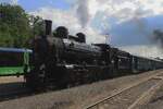 Am 11 Juni 2022 steht 354 7152 samt Dampfpendelzug nach Krupý in Luzna u Rakovnika.