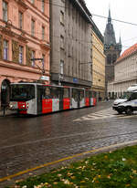 Stra�enbahn Prag, der dreiteilige achtachsiger Zweirichtungs-Gelenktriebwagen mit Niederflurmittelteil, DPP 9053, ein Tatra KT8D5.RN2P, am 23.11.2022, als Linie 5, auf der Senov�n� n�měst� Prag.