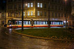 Stra�enbahn Prag, der Triebwagen DPP 9410, ein dreiteiliger achtachsiger �koda 15T4 am 22.11.2022, als Linie 19, auf der Senov�n� n�měst� Prag.