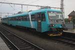 Am grauen 26 September 20-25 steht Arriva 845 303 in Kolín mit ein R22 nach Nymburk.
