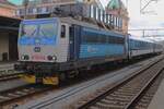 CD 362 131 steht miot zwei Verst�rkerwagen f�r den Zapadny-Express (Plzen--Praha) am 30 Mai 2025 in Plzen hl.n.