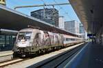 H-Start Lok 91 55 0470 001-3, ist mit ihrem Zug in den Hauptbahnhof von Wien eingefahren.