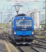 Siemens Vectron 193 757, (91 80 6193 757-2 D-ELOC ), von M�V, f�hrt auf ein Nebengleis im Bahnhof Budapest Keleti, bis ihr Wagen Zug an den Bahnsteig geschoben wurde und sie wieder vor die Wagen gekoppelt werden kann. 08.05.206